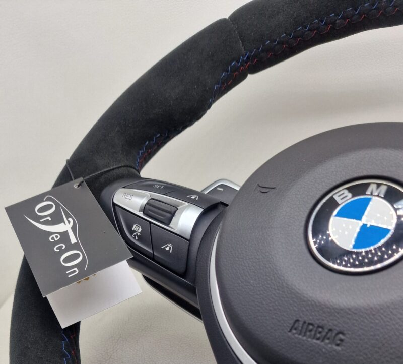 Detalle tapizado volante BMW F30 F31 F32 F36 F20 F21 F22 M en ALCANTARA by ORTECON®