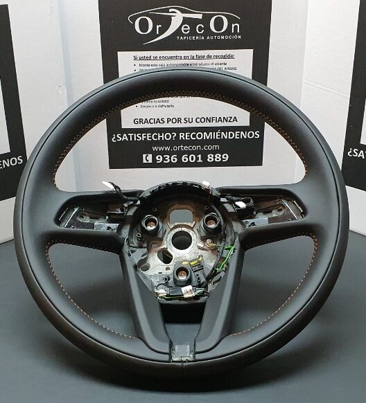 Tapizado volante Bentley BENTAYGA en Exclusiva piel natural Napa lisa y pespunte a color especial paralelo by ORTECON®